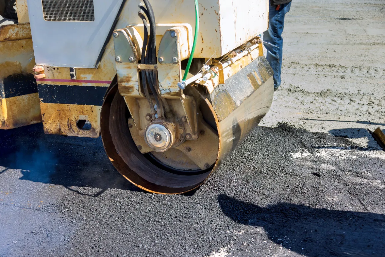 Laying asphalt