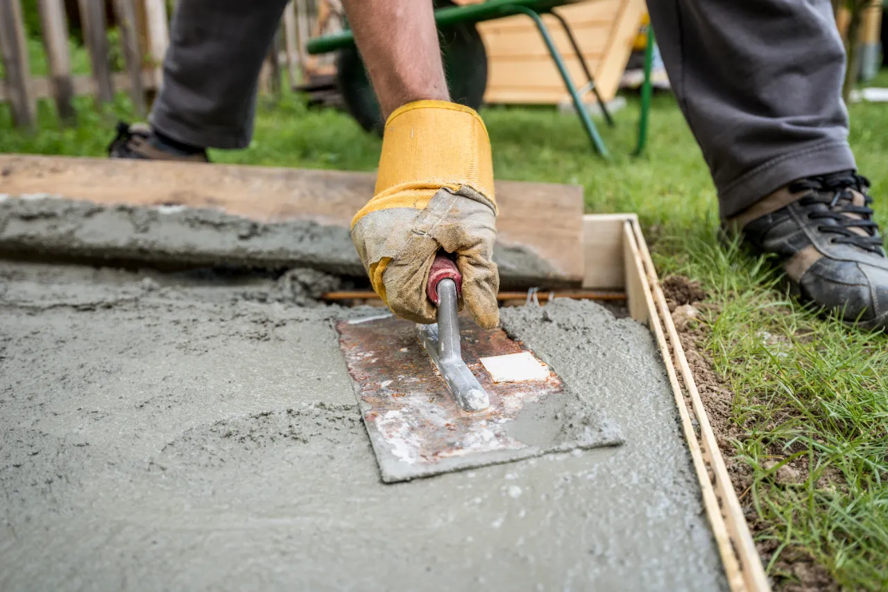 Smoothing fresh concrete
