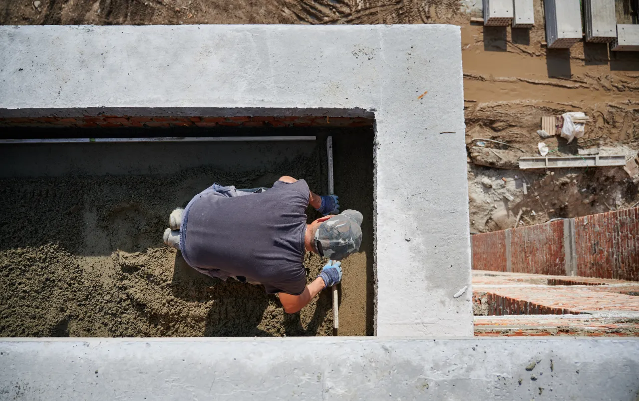 Smoothing cement for structure