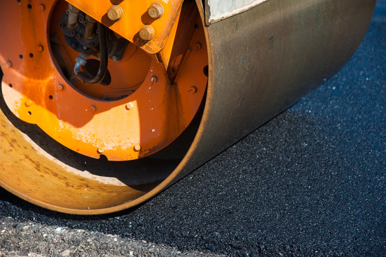 Road roller compacting