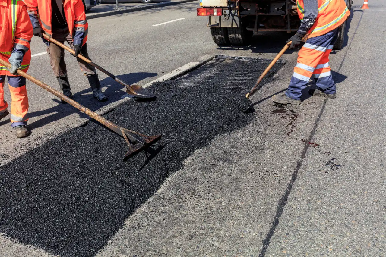 Team distributing asphalt
